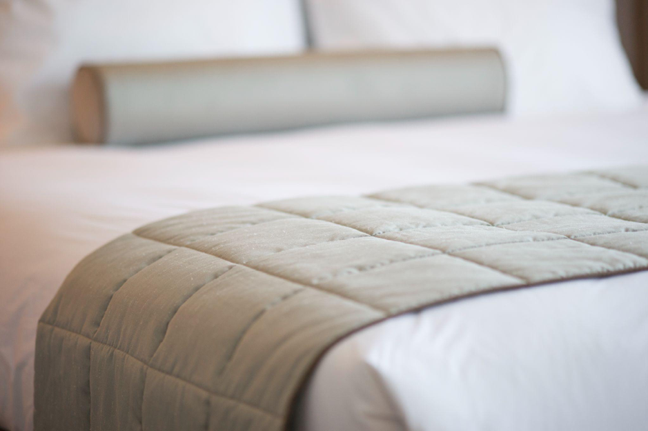 Letto con trapuntina color sabbia